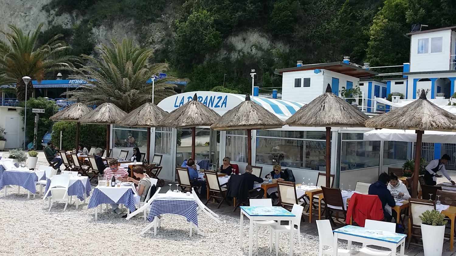 casetta nella valle le marche strand 4