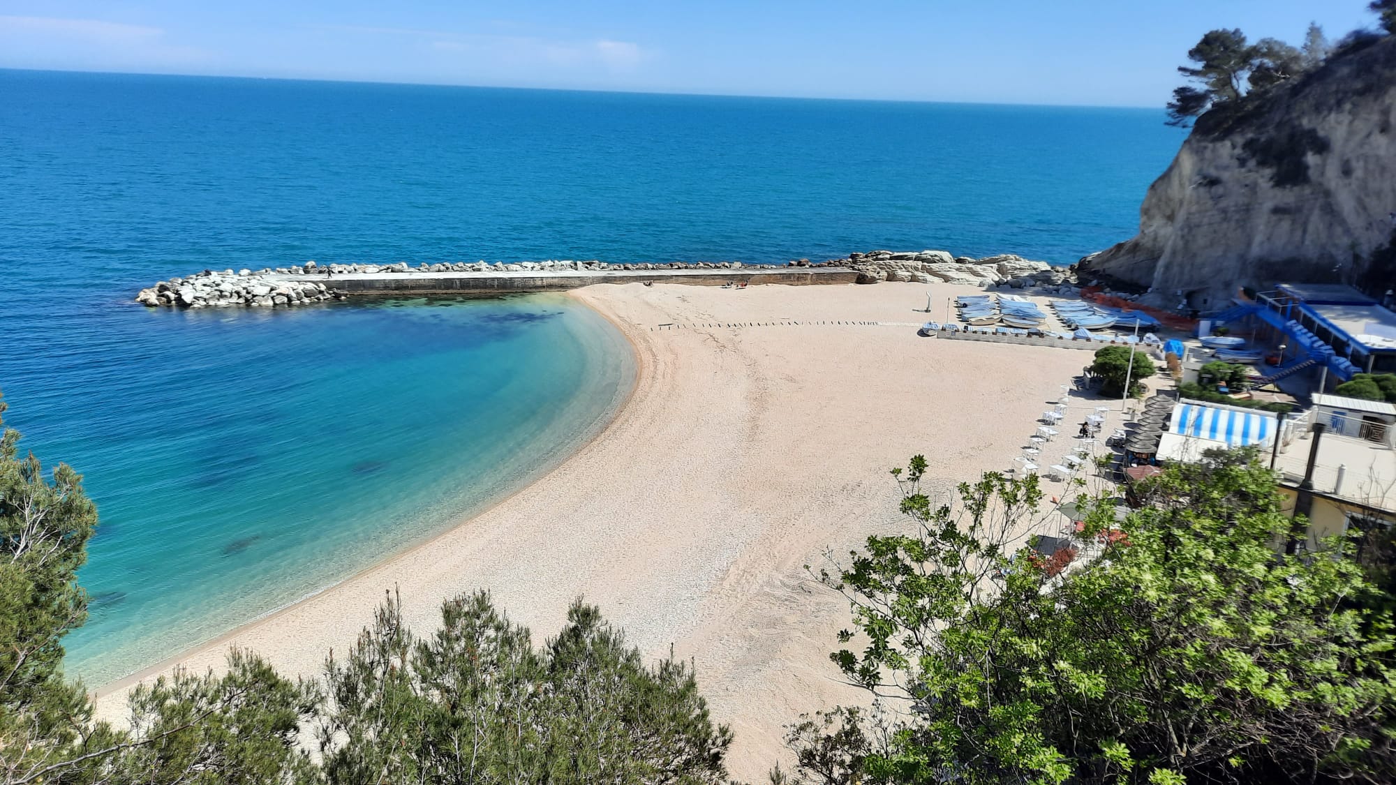 casetta nella valle le marche strand