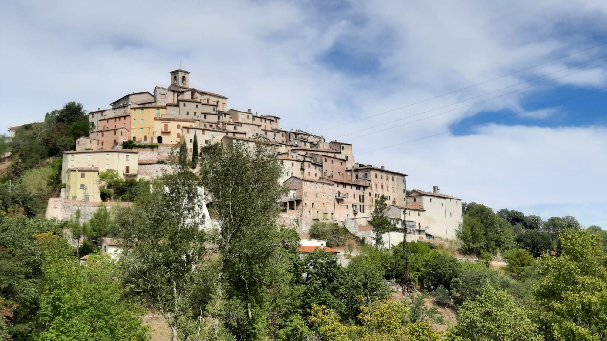 casetta nella valle le marche