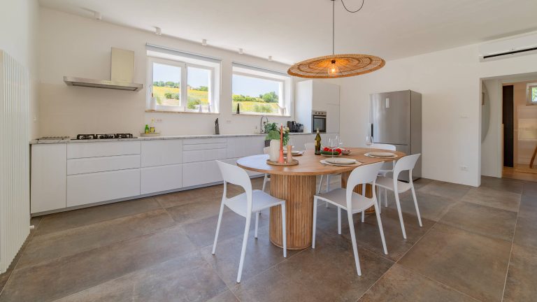 vakantiehuis-le-marche-huiskamer-keuken